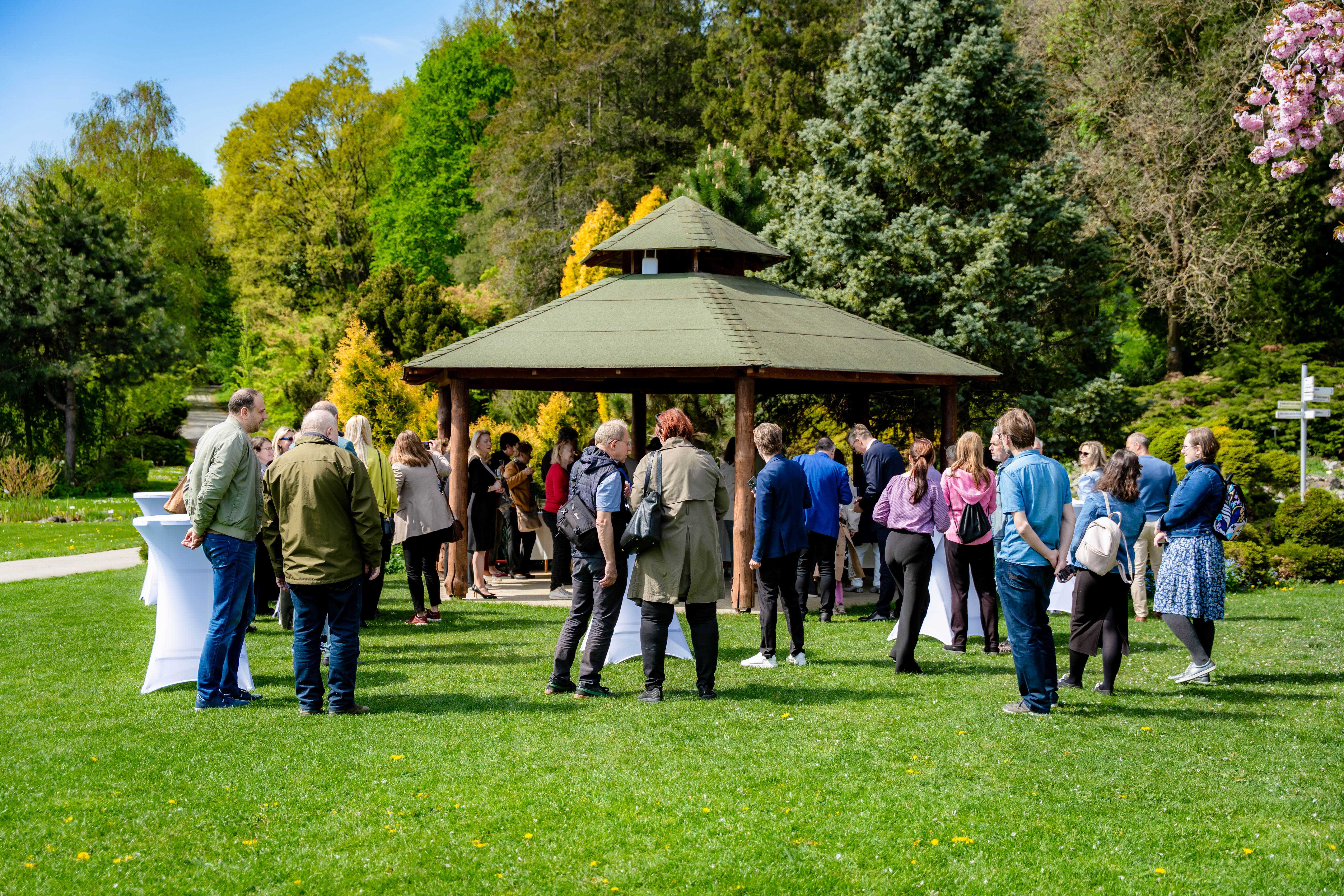 Slavnostne zasadenie stromu do Aleje vyznamnych osobnosti Botanickej zahrady UPJS-1-38